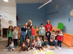 les enfants heureux de se retrouver chaque jour au p�le enfance. ici en pr�sence de Brigitte Gambini, adjointe aux affaires scolaires