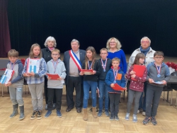 les enfants ont reu mdailles et agendas. Ici en prsence du Maire, de l'adjointe aux affaires scolaires et d'lus de la commission jeunesse