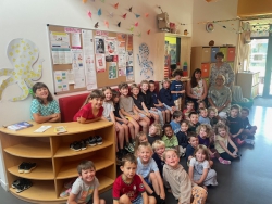 Marie-Franoise Roger, maire, brigitte Gambini, adjointe, Marianne Le re la directrice et les enfants du centre de loisirs