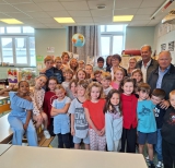 les enfants de la classe d'Armelle Pouzoulic en prsence de la Maire et de ses adjoints 