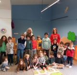 les enfants heureux de se retrouver chaque jour au p�le enfance. ici en pr�sence de Brigitte Gambini, adjointe aux affaires scolaires