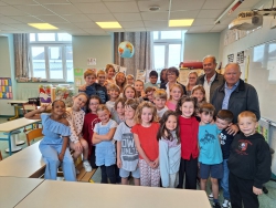 les enfants de la classe d'Armelle Pouzoulic en prsence de la Maire et de ses adjoints 