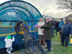 Brigitte Gambini, l'adjointe en charge de la jeunesse inaugure le jeu en prsence du Maire et de Chien noir