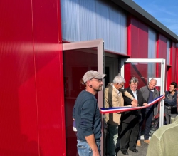 Le maire et le Prsident de Modern'Strouilh coupent le ruban